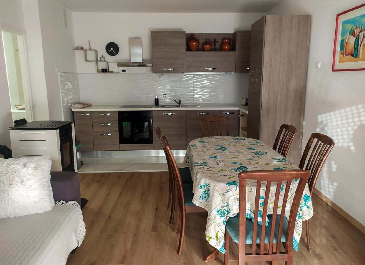 Novouredeni Stan S Balkonom I Pogledom Na More Senj  Dış mekan fotoğraf